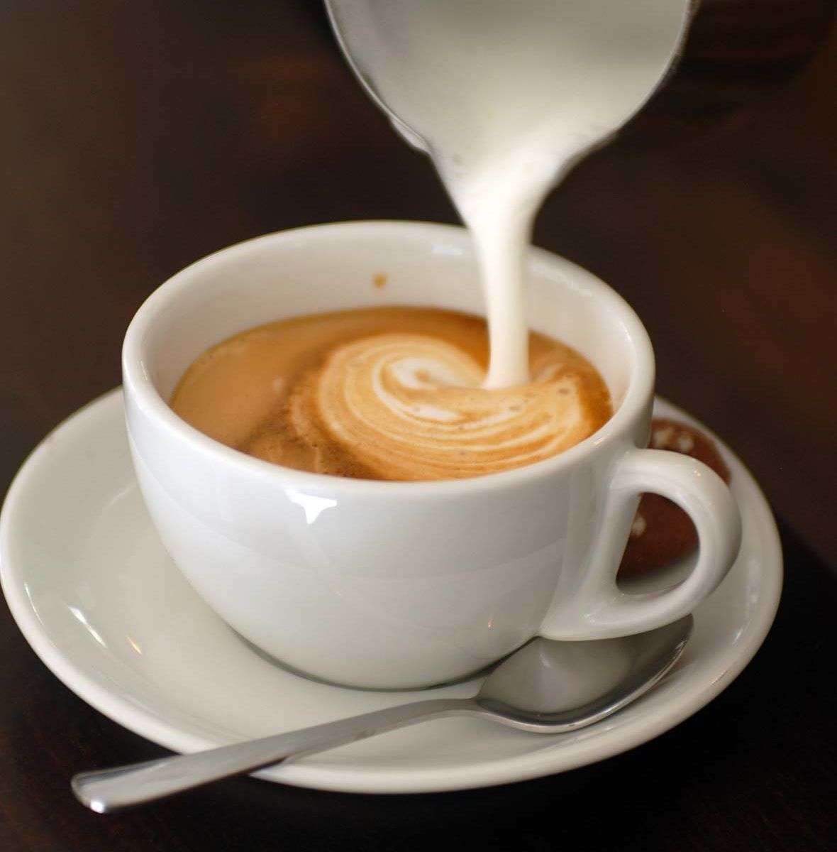 Cum se prepară un cappuccino folosind cafea boabe